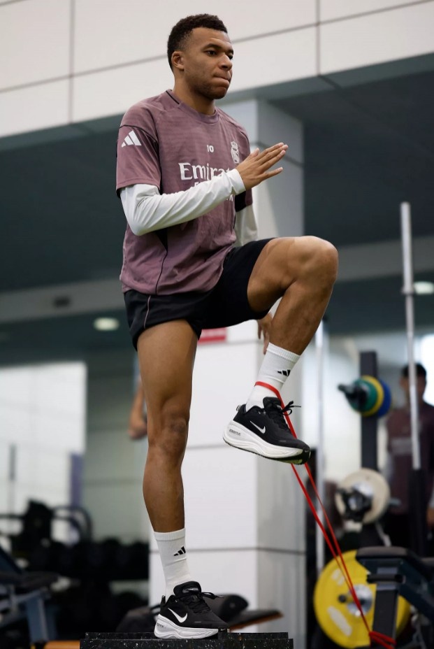 开云网页版-皇马官方晒训练照：姆巴佩、卡雷拉斯、库尔图瓦均在列