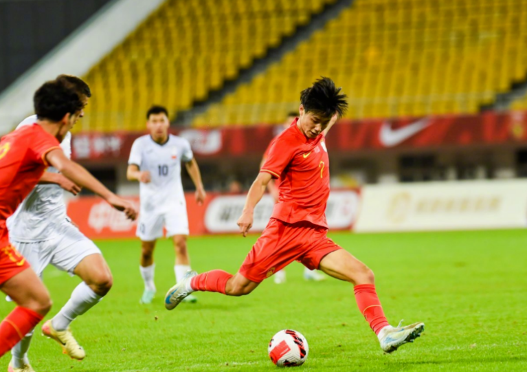开云APP-0-2！中国男足力不从心，难挡苦主进军亚洲杯4强，后防神奇不再
